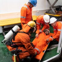 IMG_0265 07/08/2018 - L'équipage s'entraine régulièrement aux exercices d'urgence, comme ici avec une simulation d'une personne brulée et intoxiquée dans la cuisine. The...